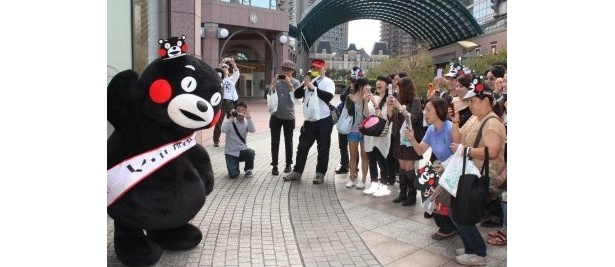 多くの来場者からカメラを向けられる人気者のくまモン