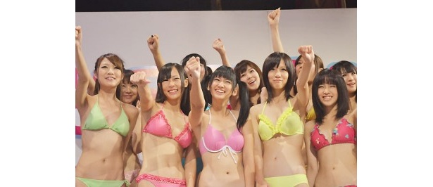 「オリコン1位目指して頑張るぞ！」と、気合を入れるメンバーたち