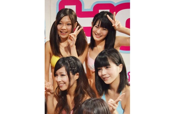 後列から必死に存在感をアピールする春日沙也加さん(左)と加藤萌笑さん(右)
