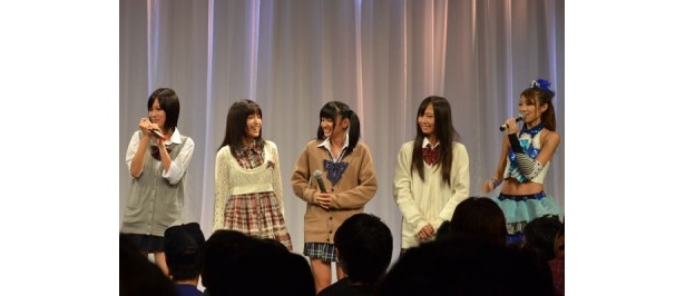 発表イベントには制服姿で登場
