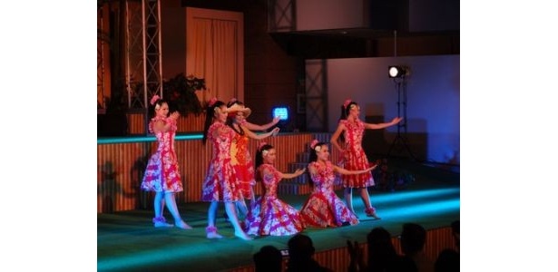 【画像】緊張の初舞台！ 6名の新人フラガールが見せるダンス 