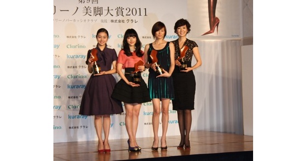 【写真】クラリーノ美脚大賞2011に選出された4人。左から忽那汐里さん、石原さとみさん、米倉涼子さん、とよた真帆さん