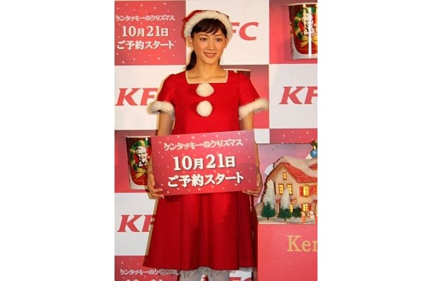 ラブリーな赤いコスチュームに注目が集まった