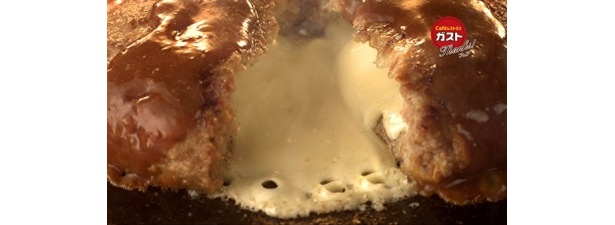 ハンバーグの中からあふれ出すチーズが食欲をそそる