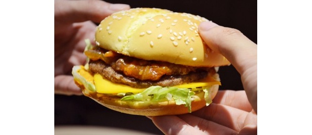 独特の甘辛さがクセになる！マクドナルド「KBQバーガー」をひと足早く食べてみた