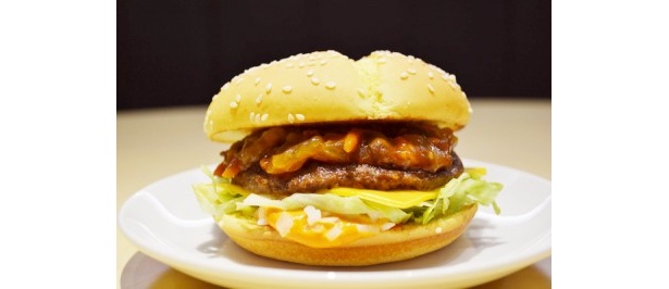 【写真】コチュジャンソースとチーズで、マイルドな辛さに仕上がったKBQバーガー