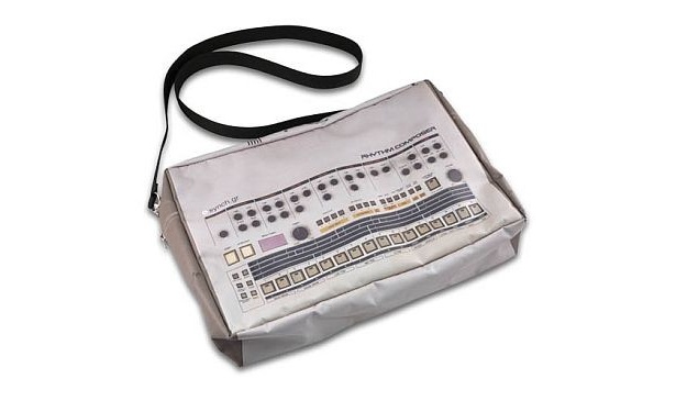 こちらは「Synch. リズムマシーンバッグ Roland TR-909」(6980円)