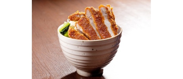 【写真を見る】揚げたてジューシーかつに極上ソースがマッチした「ソースかつ丼」