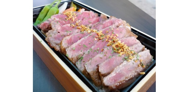 分厚いステーキがたっぷり入った「やまゆり牛ステーキ丼」
