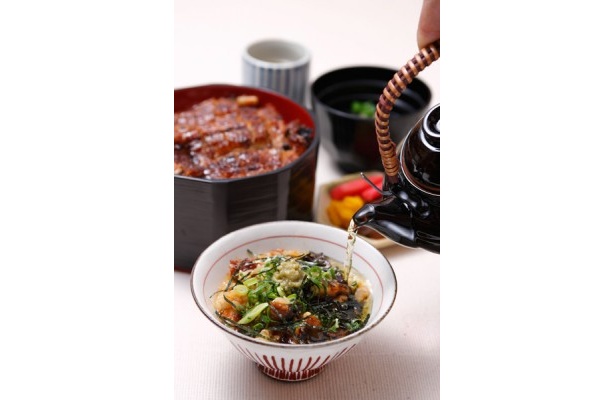 そのまま食べても、だし汁を入れても楽しめる「鰻まぶし丼」