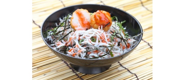 釜揚げした極上しらすに梅肉ソースがマッチした「紀州湯浅の釜揚げしらす丼」