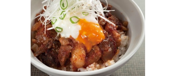 6時間煮込んだトロトロの牛すじが味わえる「牛すじ温玉丼」