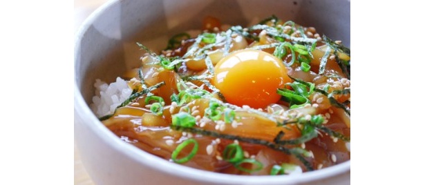 スルメイカの刺身を肝醤油だれで和えた「寒シマメ漬け丼」