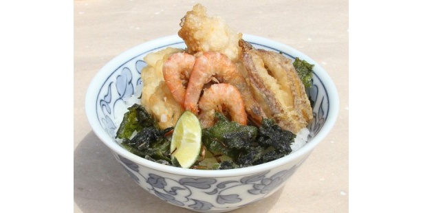 鱧・鳴門鯛・地エビ・わかめなど、徳島の海の幸が一度に楽しめる「うずしお天丼」