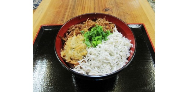 背白ちりめんを釜揚げ・かき揚げ・きんぴらにしていただく「背白ちりめん三昧丼」