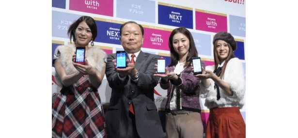 徳広清志ドコモ関西支社長らが今回のフラグシップモデルを手にフォトセッション