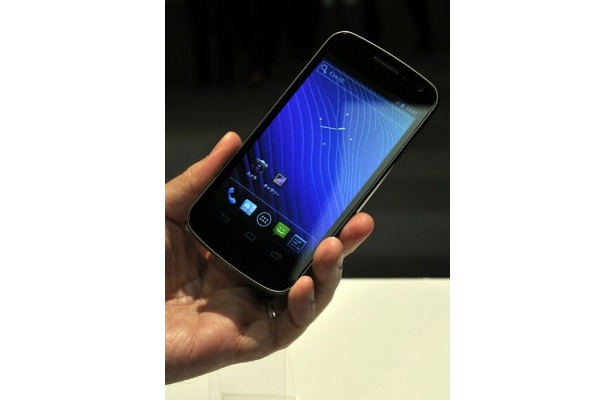 日本で初めて報道陣の前に姿を見せたGALAXY Nexus。表面には物理ボタンがない。タブレットで培ったエッセンスをスマホにも生かし、AndroidのUIを一新