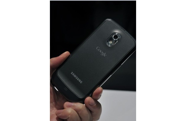 GALAXY Nexusの裏面。カーボンファイバーっぽい筐体に、GoogleとSAMSUNGのロゴが