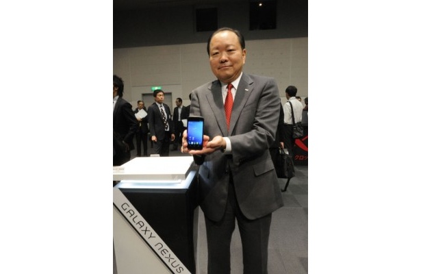 GALAXY Nexusを持つ徳広清志ドコモ関西支社長