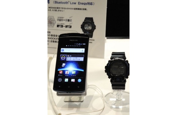 G-SHOCKと連携し､メールや通話の着信をお知らせするMEDIAS。電話に出られないときも着信を見逃さないのが便利だ