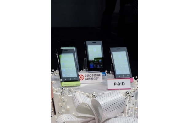 ポップでビビッドなカラーのP-01Dは、片手で持ちやすいコンパクトボディ。女性の手でも操作しやすい