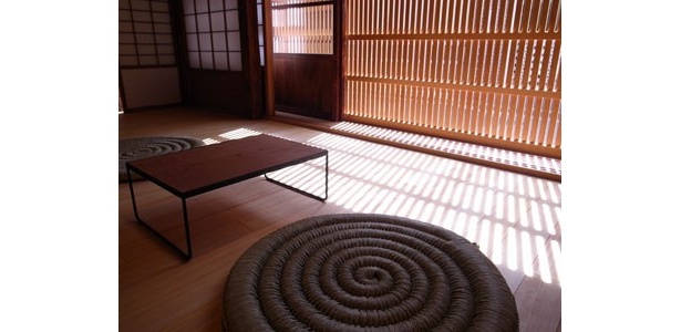 格子からもれる光と、室内の明暗が美しい