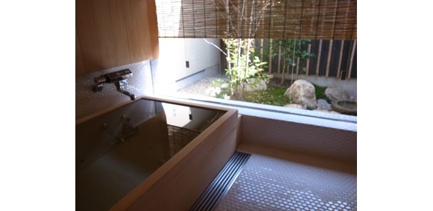 風呂からは外庭が眺められる