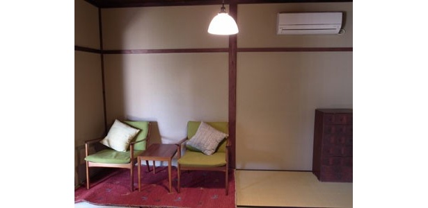 畳の上でくつろぐことも、イスでくつろぐことも可能