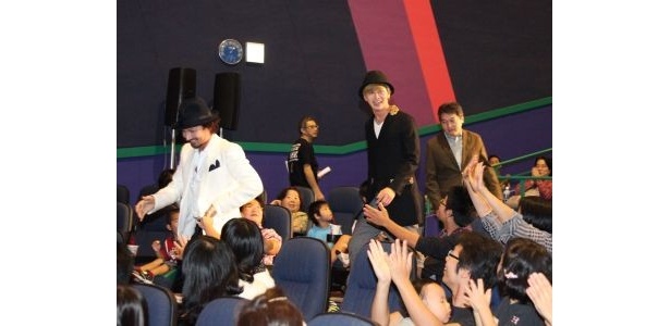 山田とISSA、佐野監督が登場すると客席から大歓声が！
