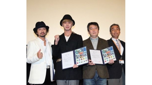 舞台あいさつの後、10/25から発売される映画版マブヤー切手の贈呈式も行われた