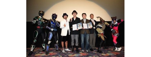 切手を贈られ喜ぶ出演者たち