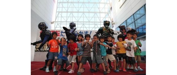 琉神マブヤーと子どもたちでハイポーズ！