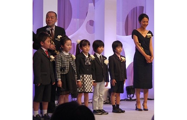 『さよならぼくたちのようちえん』(日本テレビ系)で愛菜ちゃんと共演した子供たち。右は同アウォードで助演女優賞に選出された満島ひかりさん