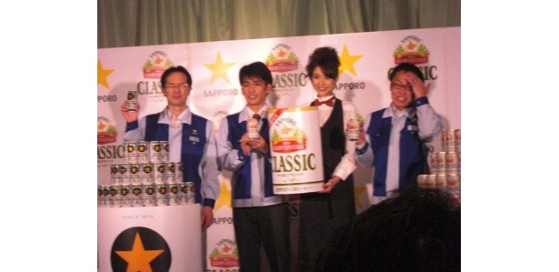 記者会見では、2011年サッポロビールイメージガール・葉月ミカさんと、製造に携わったメンバーも集まった