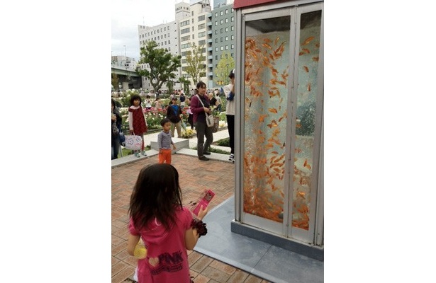 【10/30（日）まで開催中】電話ボックスに金魚が泳ぐオモシロアートが多数登場！アートイベント「おおさかカンヴァス2011」第1弾レポート