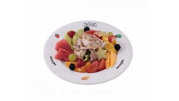 キッチンストリート「果実園」の「折爪三元豚「佐助」のフルーツサラダ仕立て」(1200円/提供時間：11時～)