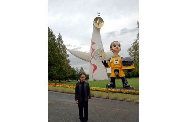 写真手前よりヤノベケンジさん、サンチャイルド、太陽の塔。