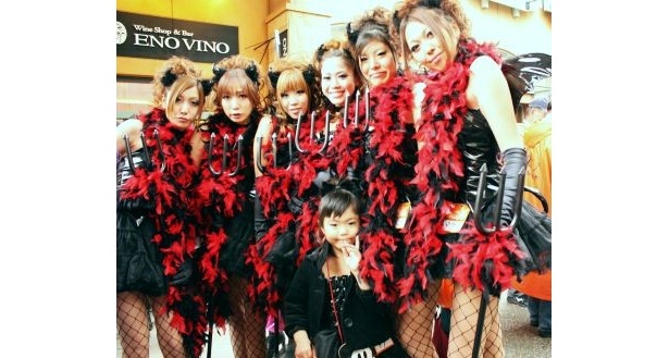 地元が川崎だという7人。悪魔のイメージなのだそう