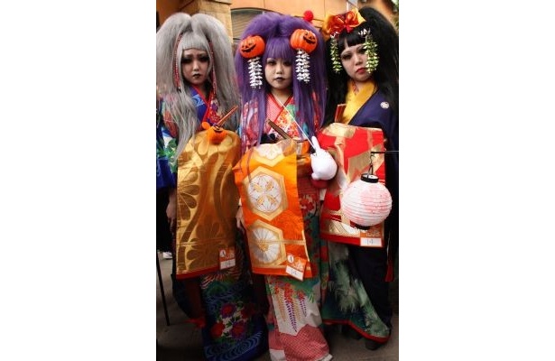 花魁の衣装で親子で参加。右がお母さんとのこと