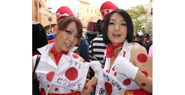 バスガイドと草間彌生を掛け合わせたイメージなのだとか