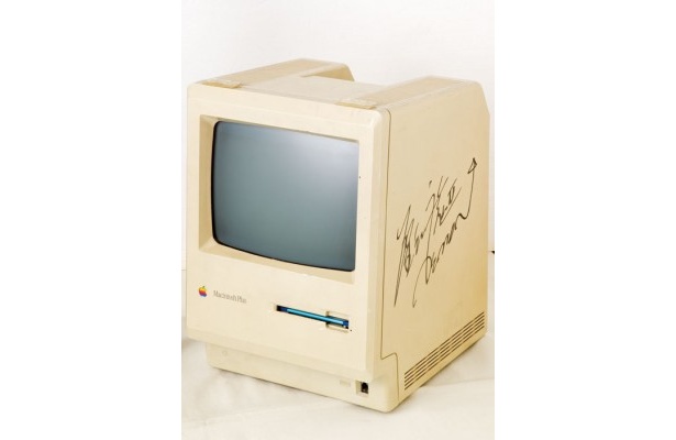 Macintosh Plus。「外にはMacのイベントで会ったデーモン小暮閣下らからもらったサインが。イベントではかぶって登場したこともあります」と山村さん