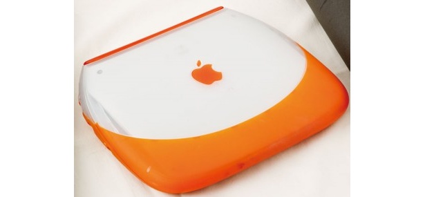 タンジェリンのIBook。「Apple初の無線LAN搭載機種で、ワイヤレスでインターネットができることを強調するジョブズのプレゼンが印象的」と山村さん