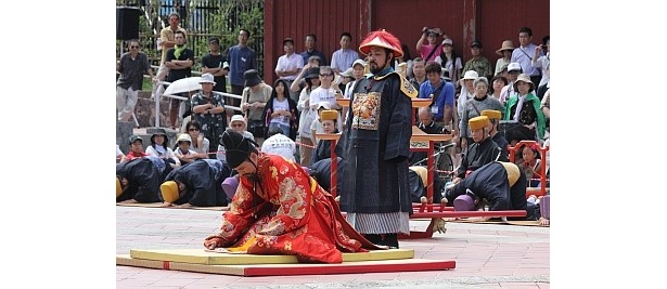 三跪九叩頭礼（さんききゅうこうとうれい）をする世子