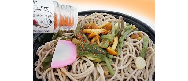 【写真】こうやって振り掛ければ、いつもの麺類が大変化！