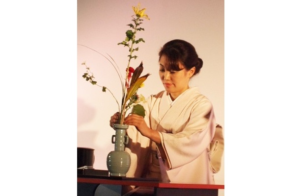 次期家元の池坊由紀さんが550年前の立て花を披露