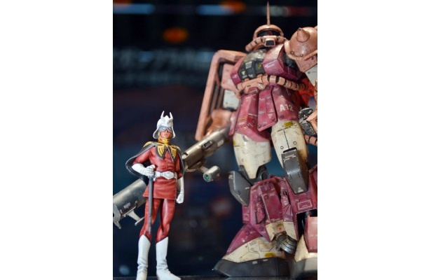 【写真】シャアのフィギュアとセットになったザクのガンプラも展示