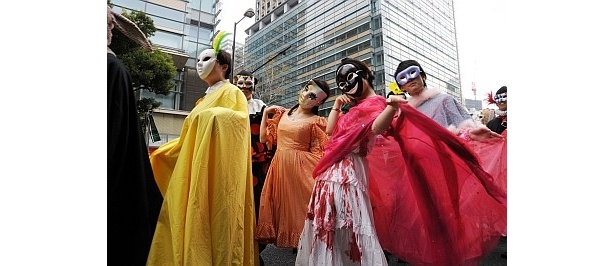【写真】血まみれのドレスで練り歩く女性の姿も!？