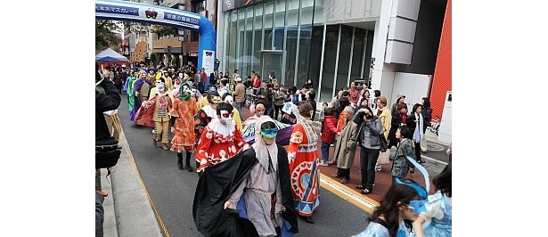 本格的な仮装パレードに、思わず写真撮影