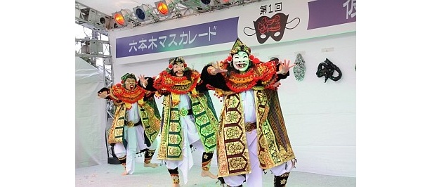 ユニークな仮面で踊る舞踊団