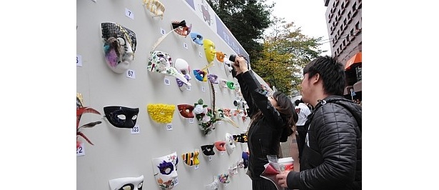 華やかな仮面が、絵画のように壁を彩る